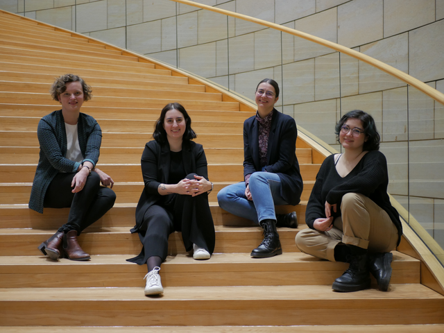Das "Team Ilayda", auf Treppen im Landtag sitzend: Leonie Kattermann, Ilayda Bostancieri, Adrianna Gorczyk, Misha Lyu